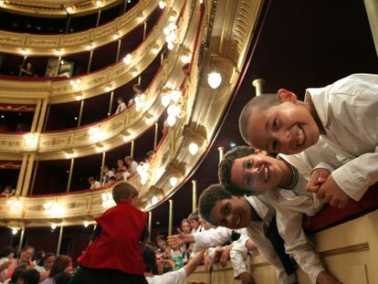 Niños en un espectáculo del Teatro Solís de Montevideo