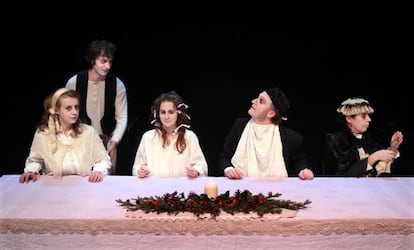 Raúl Fernández, en segundo término, en una escena de La larga cena de Navidad, de La Guindalera.