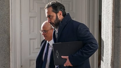 El empresario Víctor de Aldama, junto a su abogado, a la salida el pasado 16 de diciembre del Tribunal Supremo tras declarar.