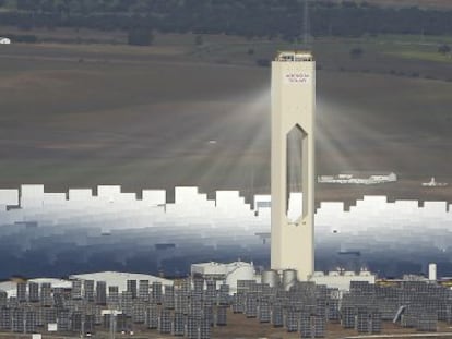 Abengoa&#039;s Sol&uacute;car solar plant in Seville province.