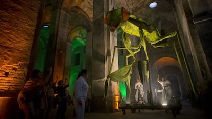 Un momento del espectáculo 'Insectes', en la Real Fábrica de Artillería de Sevilla.