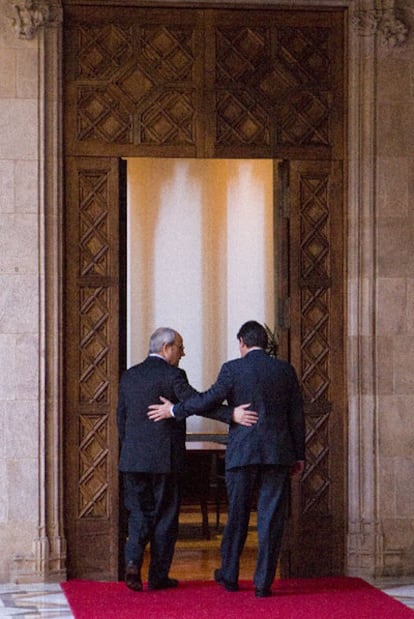 El presidente en funciones, José Montilla (izquierda), recibe a su sucesor, Artur Mas, en el Palau de la Generalitat.