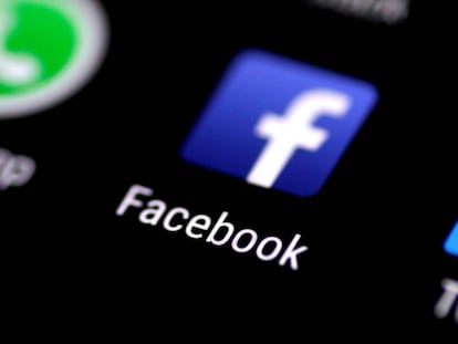 FILE PHOTO: The Facebook application is seen on a phone screen August 3, 2017. REUTERS/Thomas White/File Photo