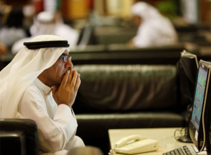 Un inversor observa en una pantalla la evolución de la Bolsa de Dubai.