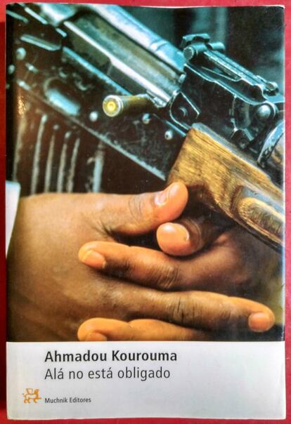 El marfileño Kouroma es uno de los más célebres escritores de la francofonía africana. En esta novela trata un tema que sobrevuela las ficciones de muchos otros escritores del continente: el de los niños-soldados. En este caso el protagonista es el pequeño Birahima, un niño perteneciente al grupo étnico de los mandinga que combate en Liberia y Sierra Leona. “Alá no está obligado a ser justo en todas las cosas de aquí abajo” es la frase que el niño se repite a sí mismo para tratar de aceptar su situación. La novela fue premiada en Francia con el Goncourt de los Estudiantes y el Renaudot en el año 2000.