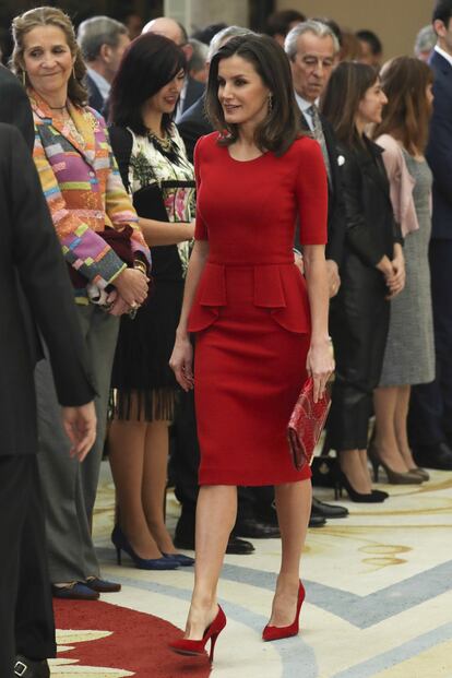 La reina Letizia, durante los Premios Nacionales del Deporte, el pasado enero, con un diseño de Carolina Herrera de manga francesa y 'peplum' en la cintura. Los complementos, de nuevo, también van a juego