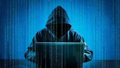 Un ‘hacker’ navegando por internet con un portátil.