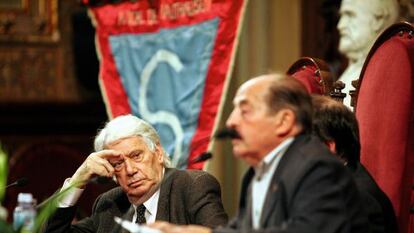 Enric Marco, a la derecha de la imagen, desenfocado, pronuncia unas palabras en 2004, acompa&ntilde;ado de Jorge Sempr&uacute;n (a su derecha), durante un acto de homenaje a las v&iacute;ctimas catalanas del nazismo.