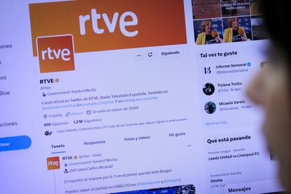 Una usuaria consulta la página de Twitter de RTVE.