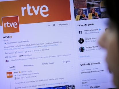 Una usuaria consulta la página de Twitter de RTVE.