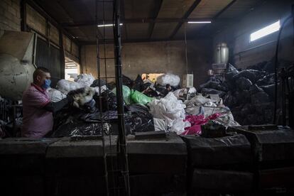 Zona de fundición y selección de bolsas para reciclar en Innovaplastix.