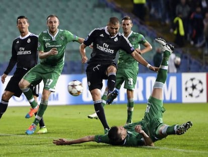 Benzema, en el momento de marcar el gol del 1-2.