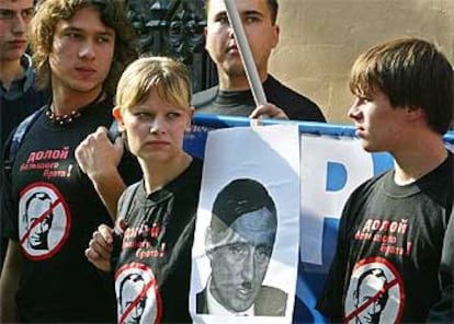 Miembros del partido Yábloko, con camisetas en las que Putin se muestra caracterizado como Hitler.