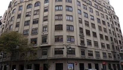 El edificio afectado por los temblores de la avenida del Bar&oacute;n de C&aacute;rcer.