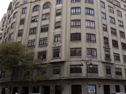 El edificio afectado por los temblores de la avenida del Bar&oacute;n de C&aacute;rcer.