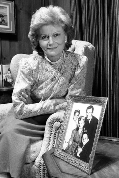 Barbara Billingsley, en 1986, junto a una foto de su familia televisiva.