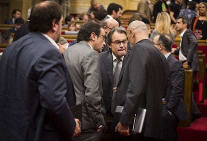 Artur Mas junto a Josep Rull, Oriol Junqueras, Raül Romeva y Jordi Turull debaten en el hemiciclo.