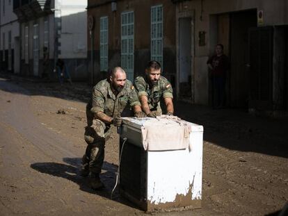 Dos militares participan en la limpieza de Sant Llorenç des Cardassar.