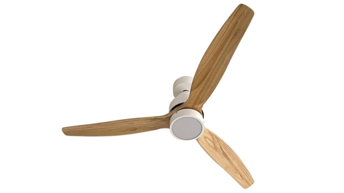 Ventilador de techo con tres aspas revestidas en madera ultraligera.