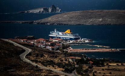 El ferry al que van a trasladar a los migrantes, este lunes en Sigri.