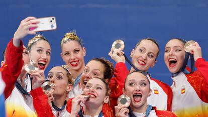 Las nadadoras españolas posan con la medalla de bronce tras la prueba de rutina acrobática por equipos femeninos de natación artística.