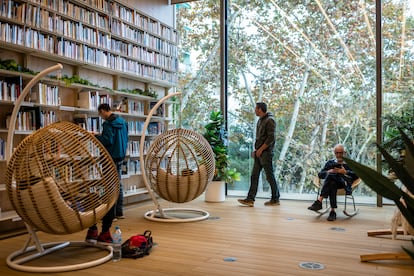 Una sala de lectura de la biblioteca García Márquez de Barcelona, obra de los arquitectos Elena Orte y Guillermo Sevillano (Suma Arquitectura).