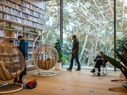 Una sala de lectura de la biblioteca García Márquez de Barcelona, obra de los arquitectos Elena Orte y Guillermo Sevillano (Suma Arquitectura).