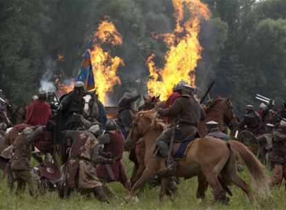 Fotograma de la versión televisiva de <i>Los pilares de la tierra.</i>