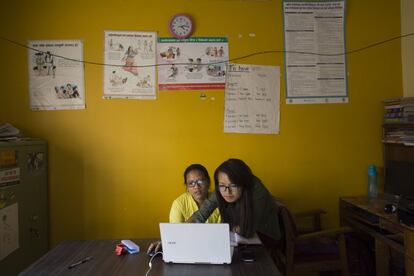 Indira (izquierda) y Aruna (derecha) trabajan en la oficina central de SASANE en Katmandú. “Si estás enfermo puedes ir al doctor... y si sobrevives a un crimen como el nuestro, ¿qué haces? A través de los tribunales, de la policía no conseguimos justicia”, dice Indira Gurunj. 