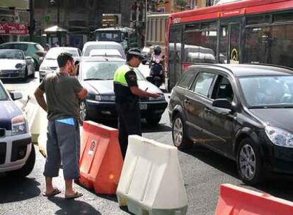 La Policía Local daba ayer instrucciones a los conductores que se perdían tras el corte del tráfico al final de la avenida del Puerto.