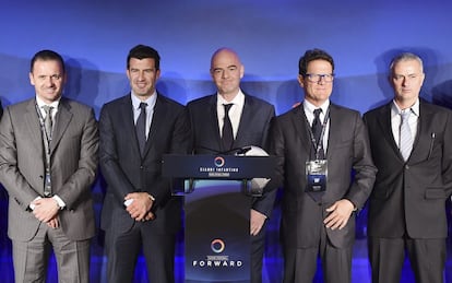 Infantino, en el centro, junto a Pedja Mijatovic, Luis Figo, Fabio Capello y José Mourinho