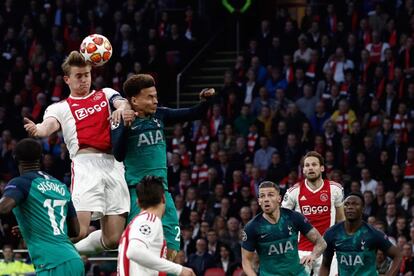 Matthijs de Ligt del Ajax (a la izquierda) marca de cabeza el primer gol del equipo holandés.