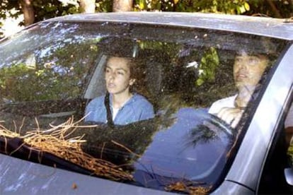 Rocío Carrasco, en compañía de su novio, Fidel Albiac, ayer, al abandonar 'Villa Jurado'.