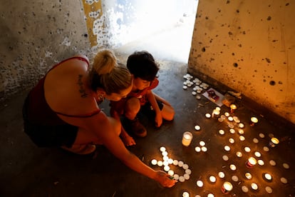 Una madre y su hijo encienden velas dentro de un refugio antiaéreo para recordar a las víctimas del ataque de Hamás de hace un año, este 7 de octubre en el sur de Israel.