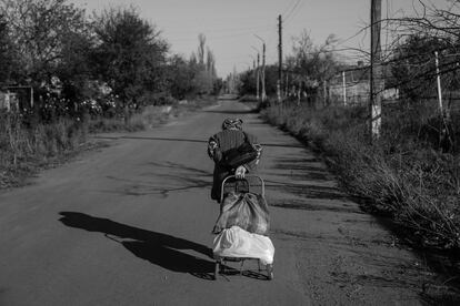 Una anciana empuja un carrito con comida el 1 de noviembre de 2022 en Ucrania.
