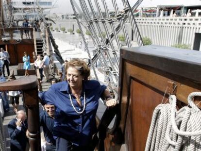 La alcaldesa de Valencia, Rita Barber&aacute;, sube al gale&oacute;n La Pepa. 