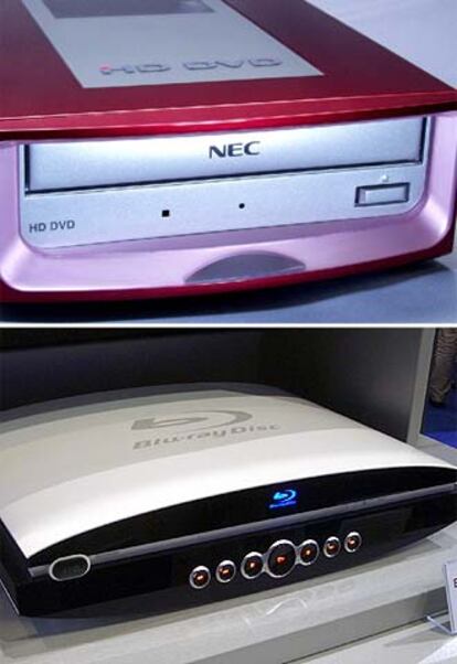 Imagen de dos prototipos de HD-DVD (del fabricante NEC) y de Blu-Ray, de Sony.