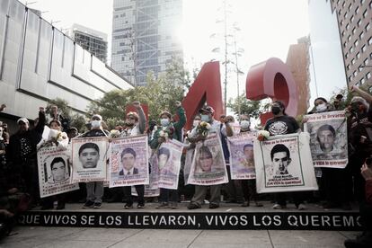 Hace ocho años en Iguala, Estado de Guerrero, desaparecieron los 43 estudiantes de la Normal Isidro Burgos de Ayotzinapa. Desde entonces, cada 26 de septiembre los familiares y amigos de los desaparecidos, grupos estudiantiles, organizaciones civiles y ciudadanos que simpatizan con la causa, marchan en la capital mexicana para exigir justicia. Así lo hacen, de nuevo, este lunes.