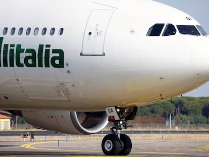 Un avión de Alitalia en el aeropuerto de Roma-Fiumicino.