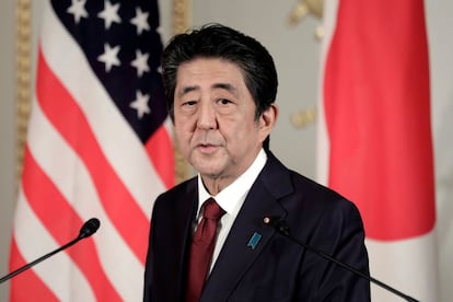 Shinzo Abe se estaría planteando la posibilidad de viajar a Irán para negociar, dada la apertura de Estados Unidos, con el fin de rebajar tensiones en la reciente escalada verbal con el gobierno iraní. Por su parte, el primer ministro Abe espera que sus buenas relaciones diplomáticas con Trump le beneficien en las delicadas negociaciones comerciales entre la primera y la tercera economías del mundo.