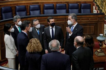 El rey Felipe VI (primero por la derecha, de frente) conversa con Miquel Roca (segundo por la derecha, de espaldas), uno de los "padres" de la Constitución; el presidente del Gobierno, Pedro Sánchez (tercero por la izquerda); la presidenta del Congreso, Meritxell Batet (cuarta por la derecha, de espaldas); el presidente del Tribunal Constitucional, Juan José González Rivas (tercero por la derecha, de espaldas); la vicepresidenta del Gobierno, Carmen Calvo (primera por la derecha, de espaldas); el líder del Partido Popular, Pablo Casado (segundo por la derechad); Miguel Herrero y Rodríguez de Miñón (a la derecha de Casado), uno de los "padres" de la Constitución; la presidenta del Senado, Pilar Llop (primera por la izquierda), y el presidente del Tribunal Supremo, Carlos Lesmes (segundo por la izquierda), en el hemiciclo del Congreso de los Diputados donde se celebra, este martes, una ceremonia con motivo del 40º aniversario del 23F.