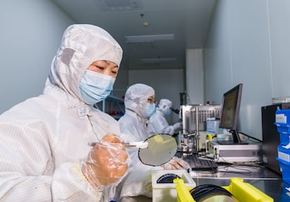 Microchips are sets of electronic circuitry installed on small, flat pieces of silicon. In the image, a semiconductor factory in Hai'an (China).
