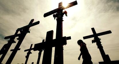 Cruces erigidas en memoria de las asesinadas en Ciudad Juárez.