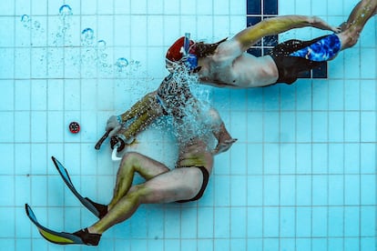 Dos jugadores compiten por el disco durante una sesión de entrenamiento de hockey subacuático. El hockey subacuático fue inventado en la década de 1950 en Gran Bretaña, donde se le conoce como 'Octopush', para ayudar a los buzos a mantenerse en forma durante los meses de invierno.