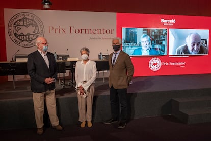 Desde la izquierda, los miembros del jurado del Premio Formentor: Francisco Ferrer Lerín, Anna Caballé, Basilio Baltasar y en las pantallas, Gerald Martin y Juan Antonio Masoliver.