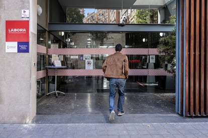 Un joven accede a una oficina del paro en Valencia.