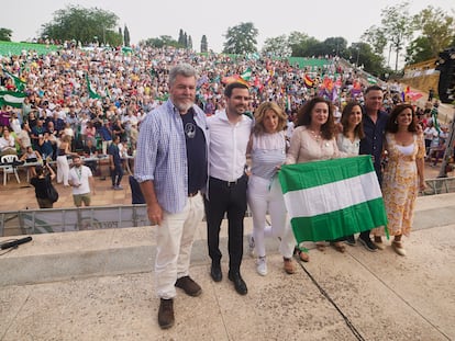 Yolanda Díaz y los ministros Alberto Garzóny Ione Belarra, junto al líder de Alianza Verde, Juan López de Uralde (izquierda), y los candidatos Inmaculada Nieto, Juan Antonio Delgado y Esperanza Gómez, el martes pasado en Dos Hermanas (Sevilla).