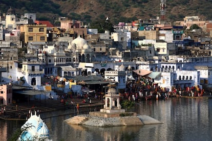 O lago, um lugar sagrado para os hindus, é tido como um centro de peregrinação onde devotos são imersos na água para a cerimônia de purificação