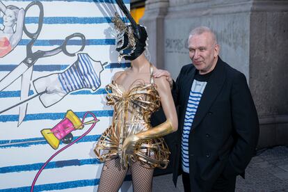 Jean-Paul Gaultier posa con uno de sus diseños durante el 'photocall' del espectáculo 'Fashion Freak Show', en Barcelona.