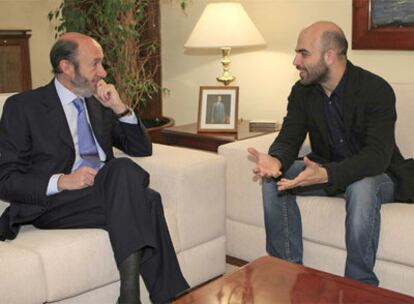 El ministro del Interior, Alfredo Pérez Rubalcaba, charla con el escritor Roberto Saviano.